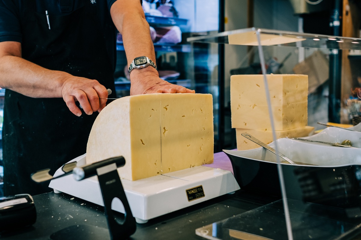 branding-chandos-deli-cheese-cutting